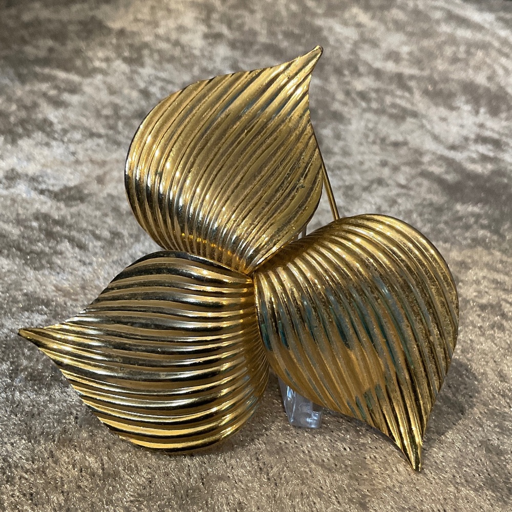 Vintage Sarah Coventry 3 Leaf Gold Pin